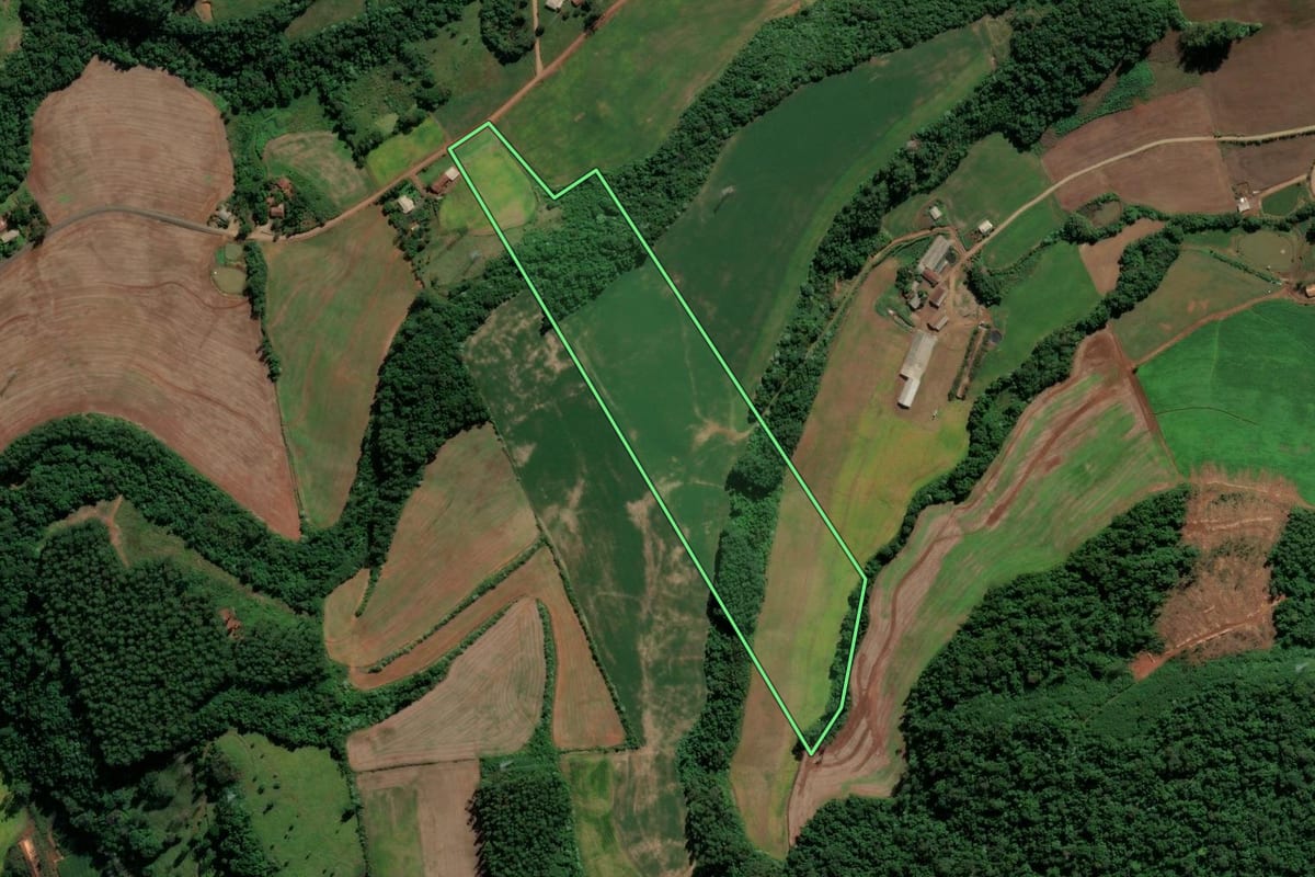 Imagem de satélite do imóvel rural em Pinhalzinho (SC), com o contorno declarado no CAR desenhado por cima.