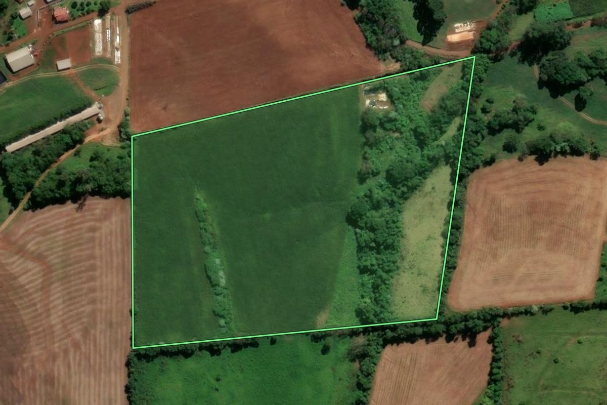 Imagem de satélite do imóvel rural em Pinhalzinho (SC), com o contorno declarado no CAR desenhado por cima.