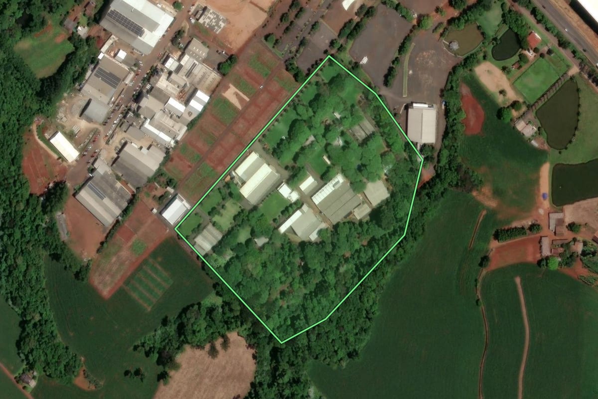 Imagem de satélite do imóvel rural em Pinhalzinho (SC), com o contorno declarado no CAR desenhado por cima.
