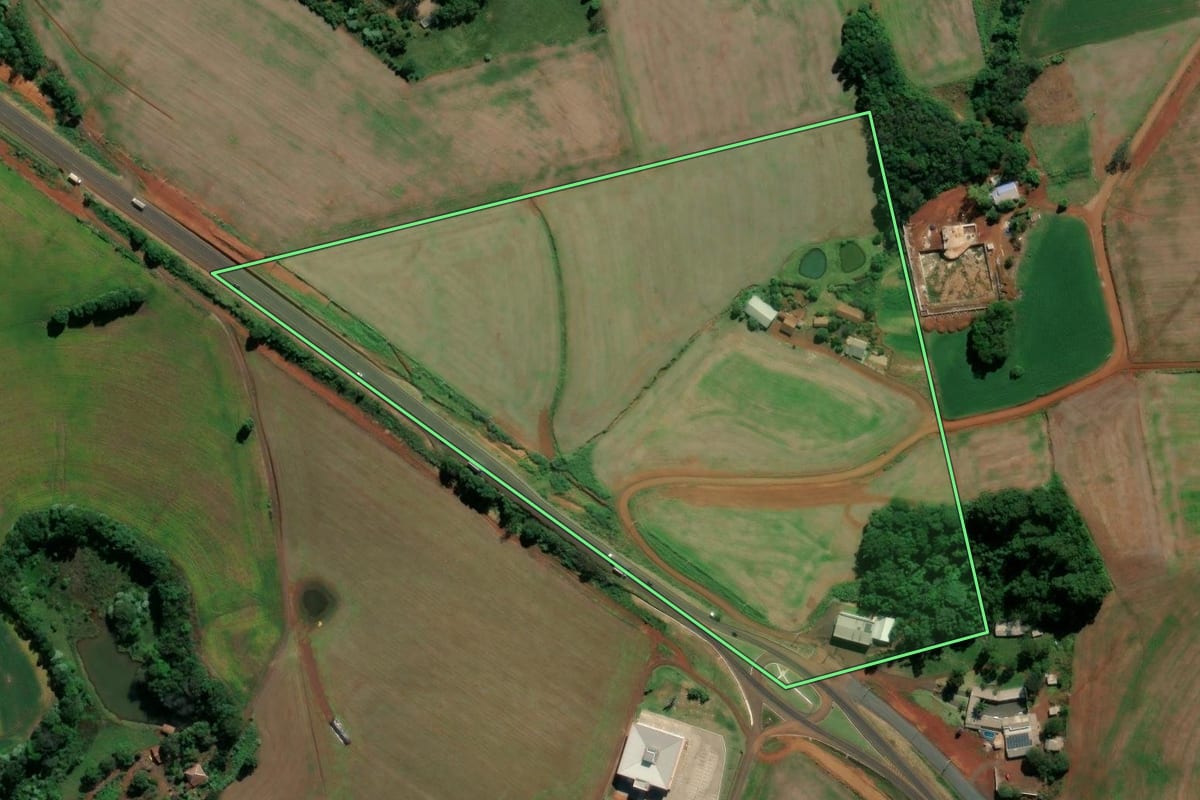 Imagem de satélite do imóvel rural em Pinhalzinho (SC), com o contorno declarado no CAR desenhado por cima.