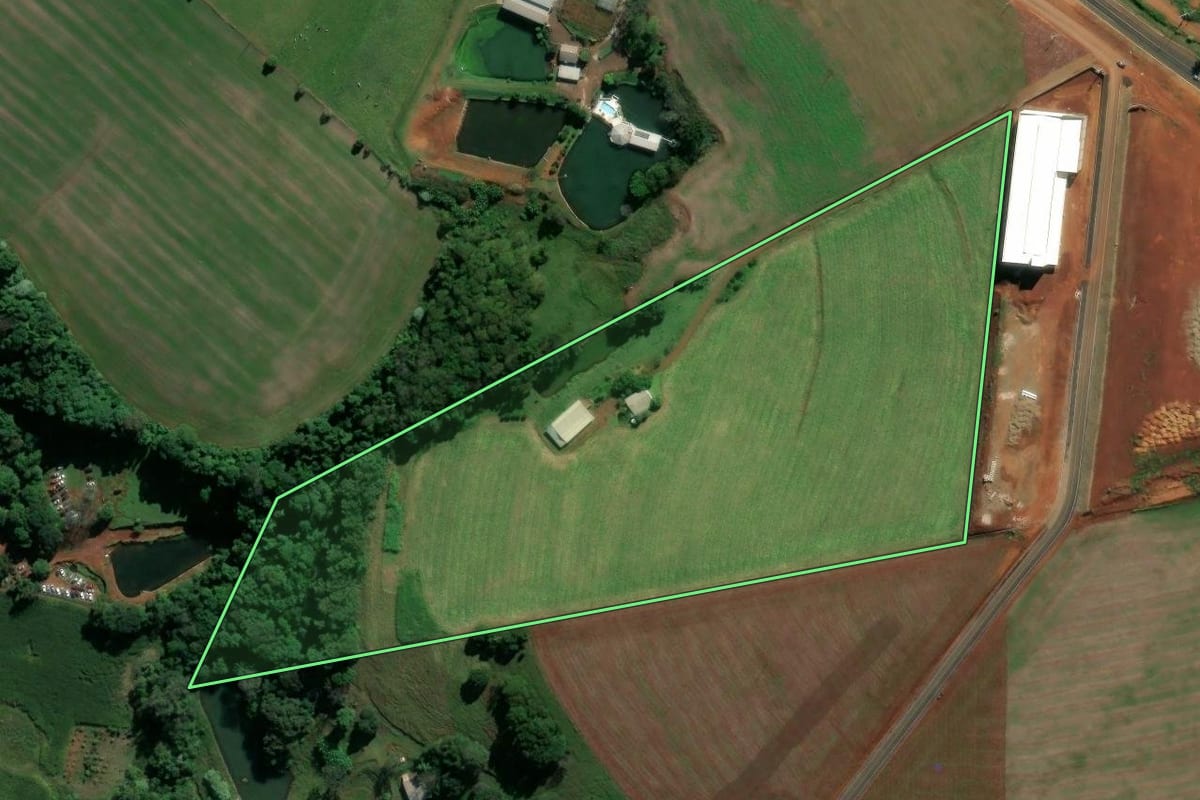 Imagem de satélite do imóvel rural em Pinhalzinho (SC), com o contorno declarado no CAR desenhado por cima.