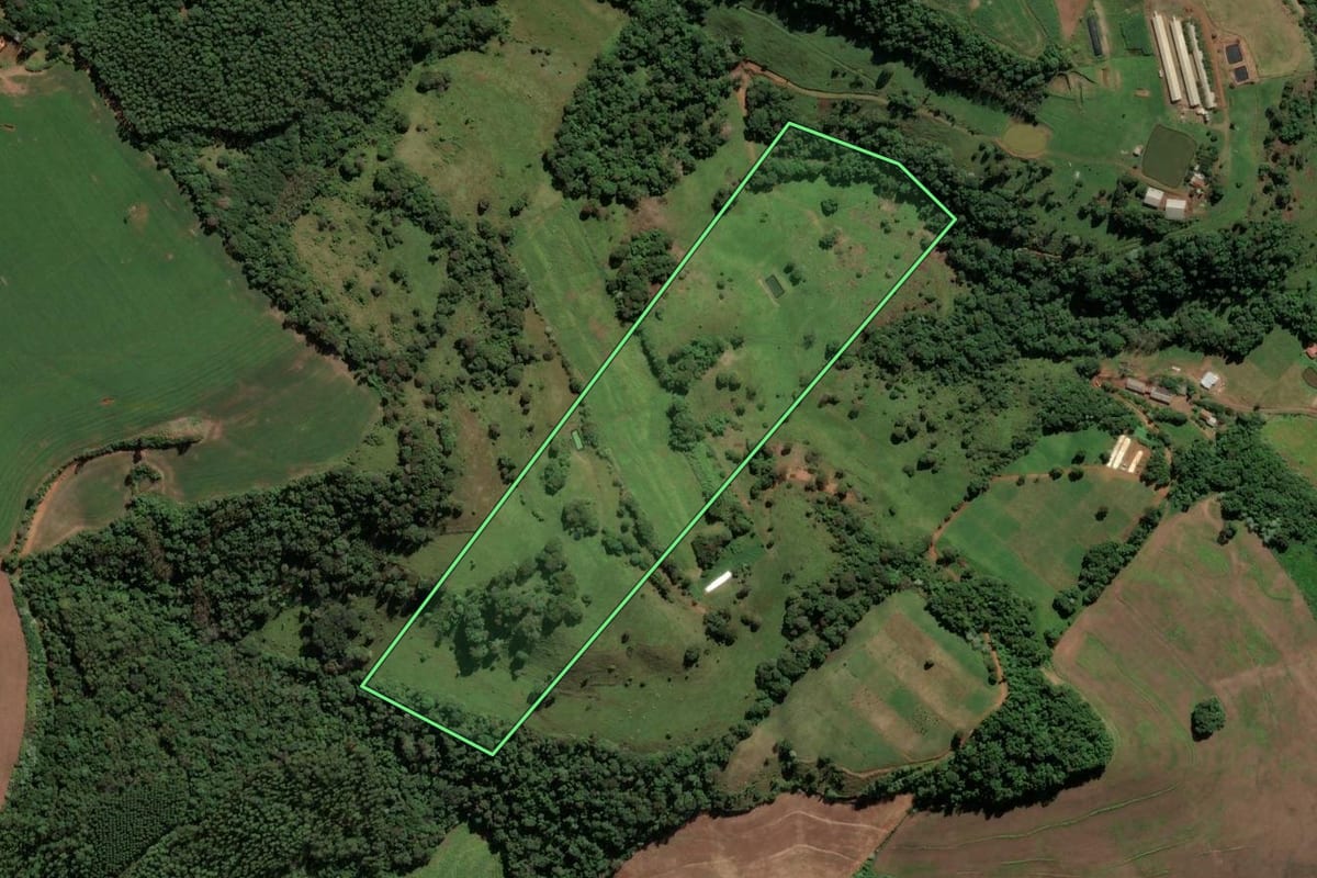 Imagem de satélite do imóvel rural em Pinhalzinho (SC), com o contorno declarado no CAR desenhado por cima.