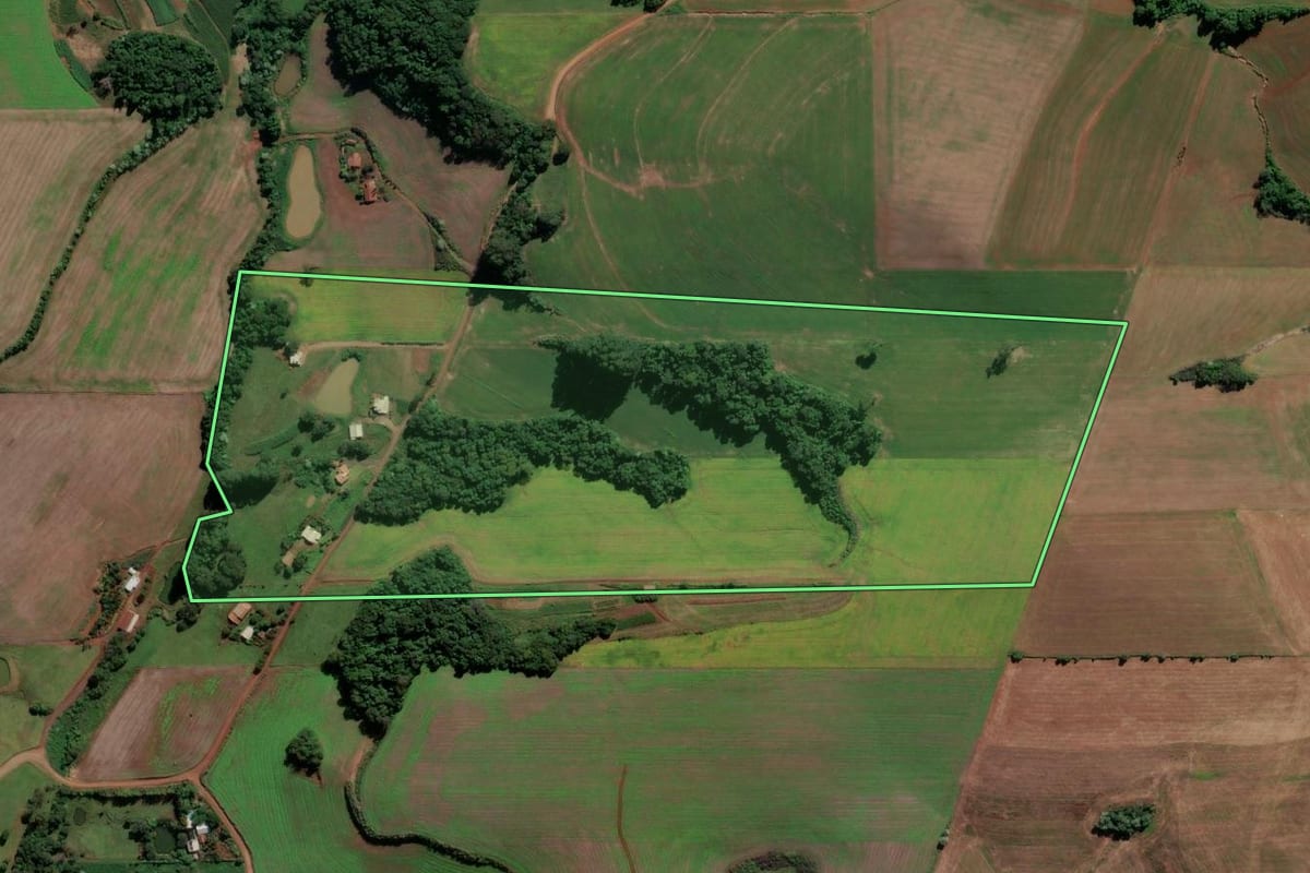 Imagem de satélite do imóvel rural em Pinhalzinho (SC), com o contorno declarado no CAR desenhado por cima.