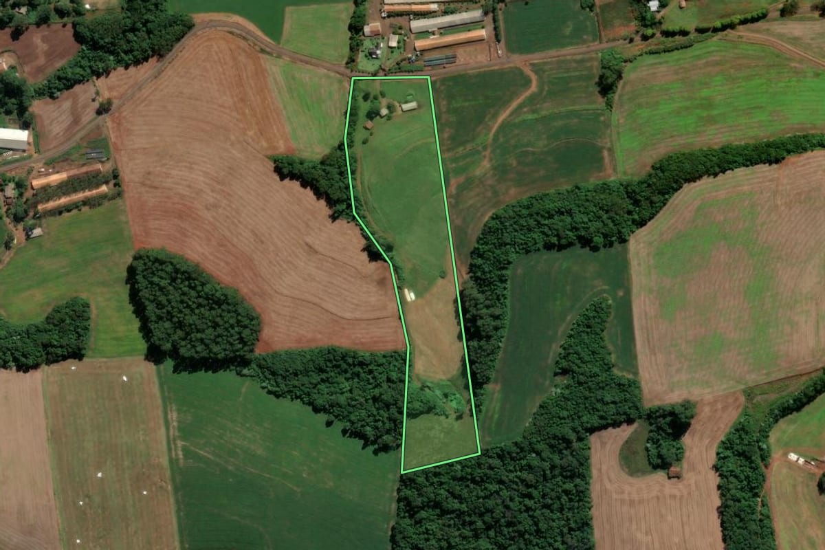 Imagem de satélite do imóvel rural em Pinhalzinho (SC), com o contorno declarado no CAR desenhado por cima.