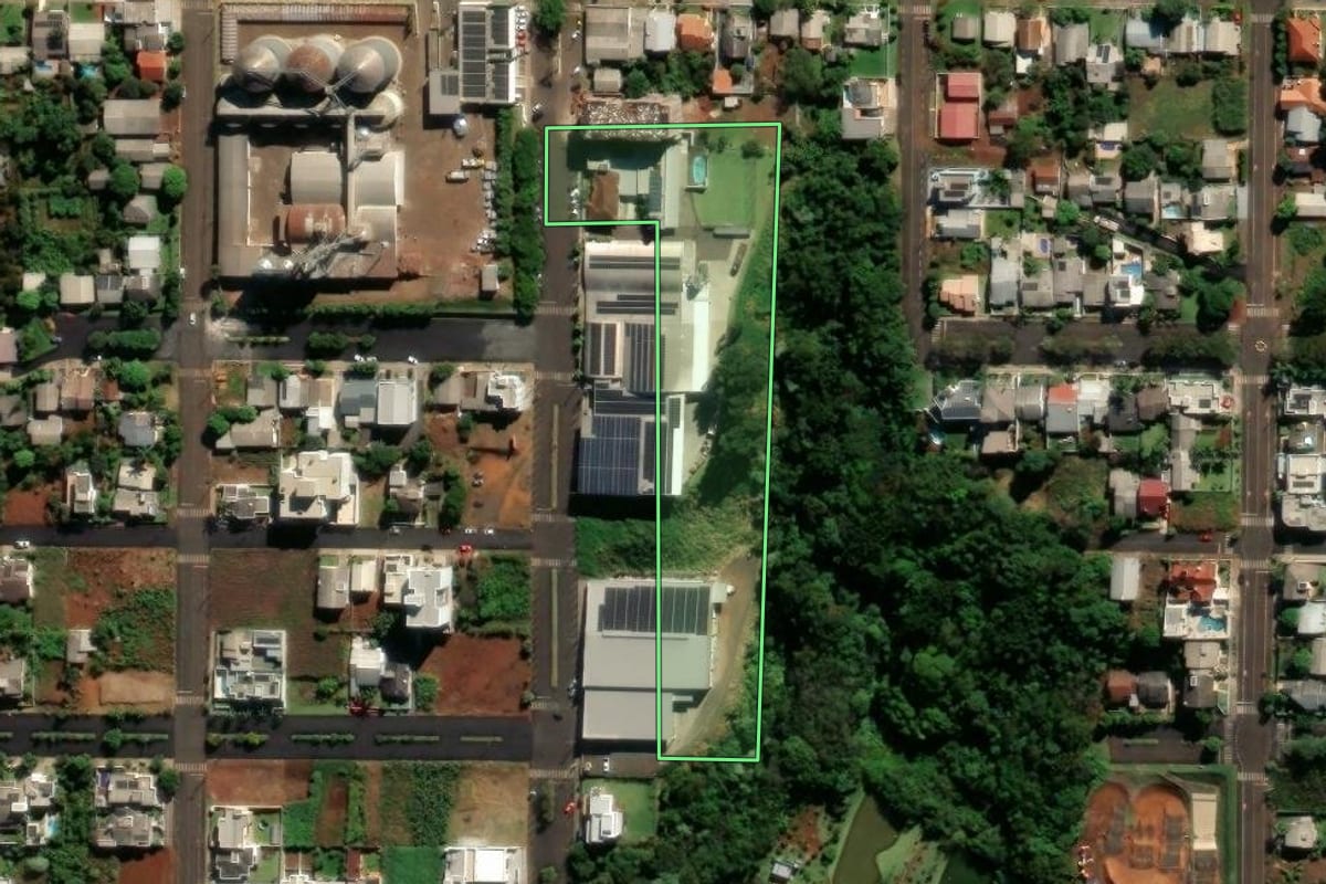 Imagem de satélite do imóvel rural em Pinhalzinho (SC), com o contorno declarado no CAR desenhado por cima.