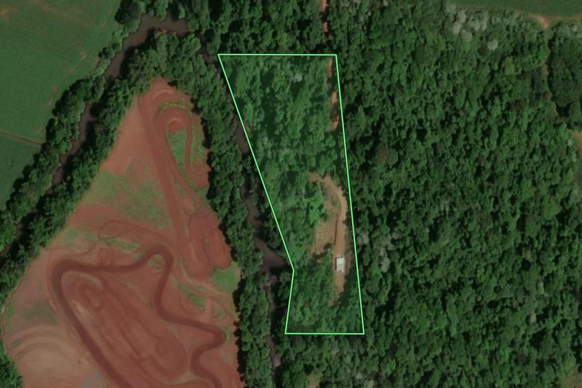 Imagem de satélite do imóvel rural em Pinhalzinho (SC), com o contorno declarado no CAR desenhado por cima.