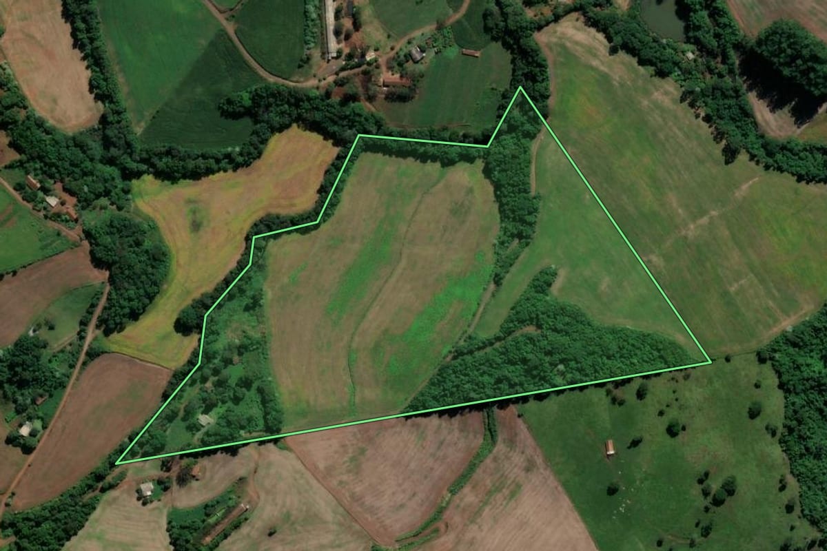 Imagem de satélite do imóvel rural em Pinhalzinho (SC), com o contorno declarado no CAR desenhado por cima.