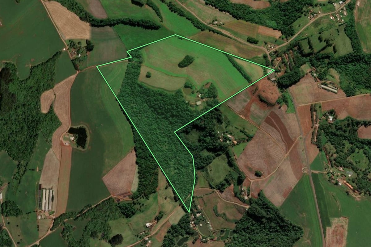 Imagem de satélite do imóvel rural em Pinhalzinho (SC), com o contorno declarado no CAR desenhado por cima.