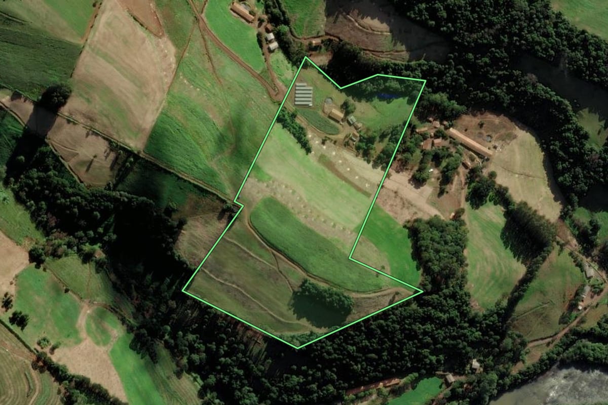 Imagem de satélite do imóvel rural em Pinheiro Preto (SC), com o contorno declarado no CAR desenhado por cima.