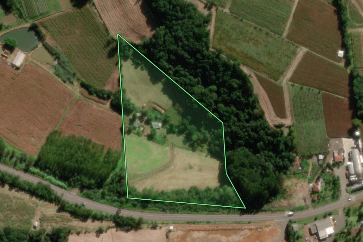 Imagem de satélite do imóvel rural em Pinheiro Preto (SC), com o contorno declarado no CAR desenhado por cima.