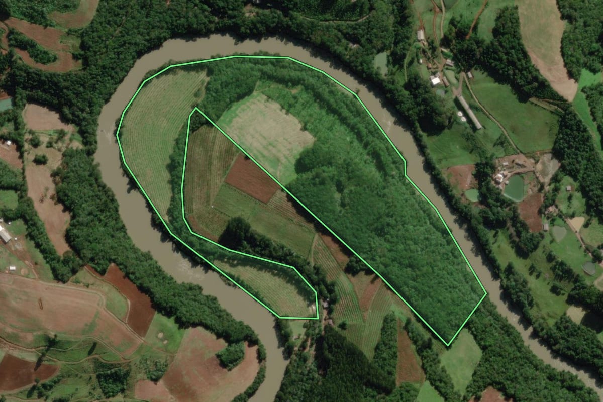Imagem de satélite do imóvel rural em Pinheiro Preto (SC), com o contorno declarado no CAR desenhado por cima.
