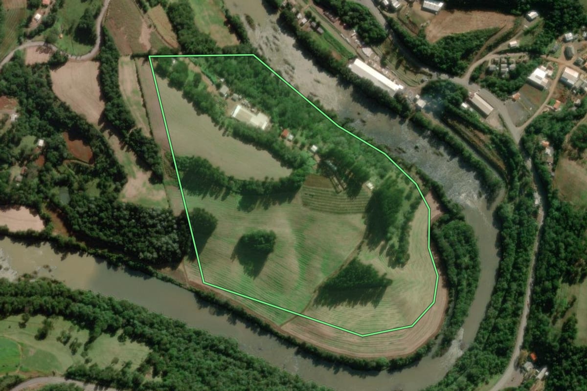 Imagem de satélite do imóvel rural em Pinheiro Preto (SC), com o contorno declarado no CAR desenhado por cima.
