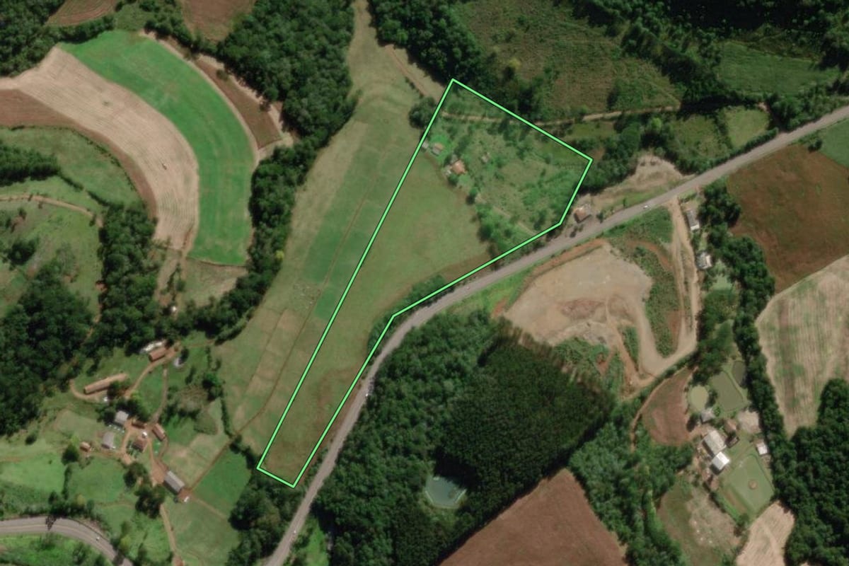 Imagem de satélite do imóvel rural em Videira (SC), com o contorno declarado no CAR desenhado por cima.