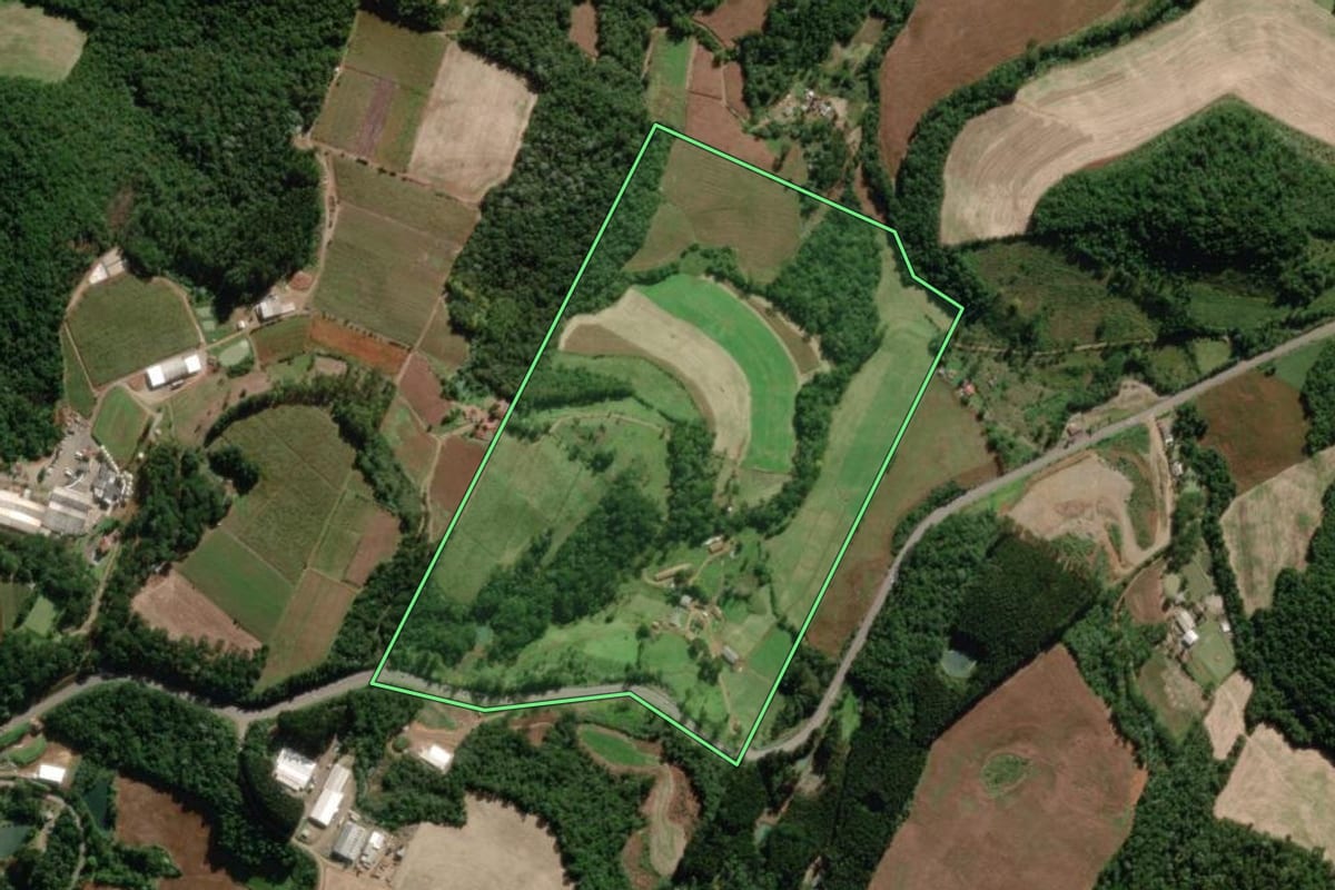 Imagem de satélite do imóvel rural em Pinheiro Preto (SC), com o contorno declarado no CAR desenhado por cima.