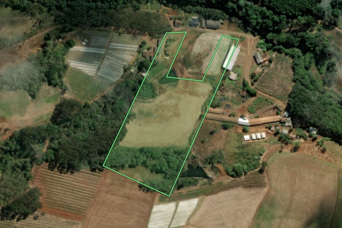 Imagem de satélite do imóvel rural em Pinheiro Preto (SC), com o contorno declarado no CAR desenhado por cima.