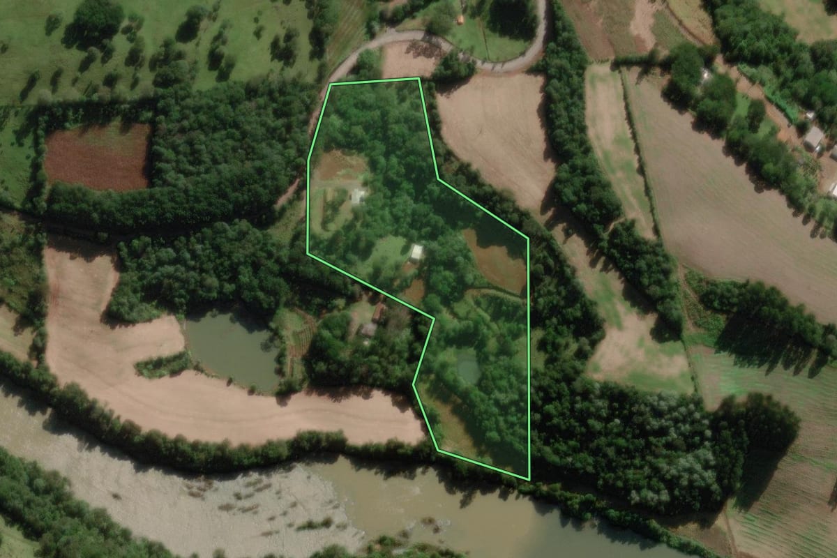 Imagem de satélite do imóvel rural em Pinheiro Preto (SC), com o contorno declarado no CAR desenhado por cima.