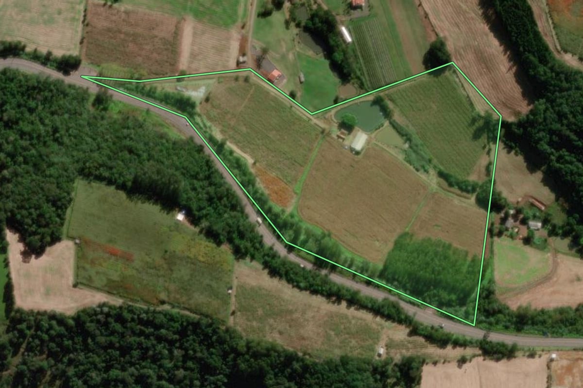 Imagem de satélite do imóvel rural em Pinheiro Preto (SC), com o contorno declarado no CAR desenhado por cima.