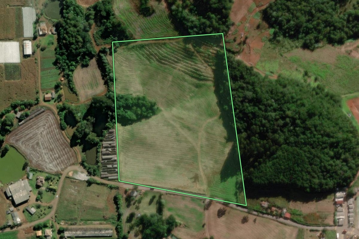 Imagem de satélite do imóvel rural em Pinheiro Preto (SC), com o contorno declarado no CAR desenhado por cima.