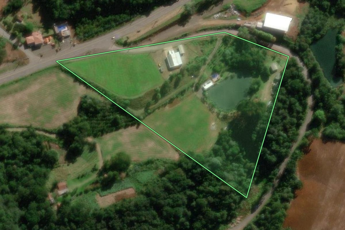 Imagem de satélite do imóvel rural em Pinheiro Preto (SC), com o contorno declarado no CAR desenhado por cima.