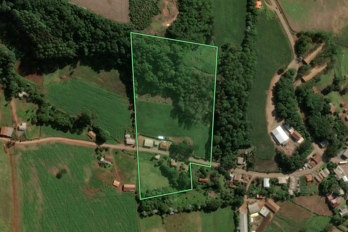 Imagem de satélite do imóvel rural em Piratuba (SC), com o contorno declarado no CAR desenhado por cima.