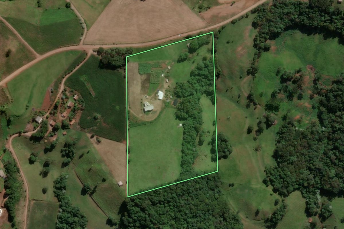 Imagem de satélite do imóvel rural em Piratuba (SC), com o contorno declarado no CAR desenhado por cima.