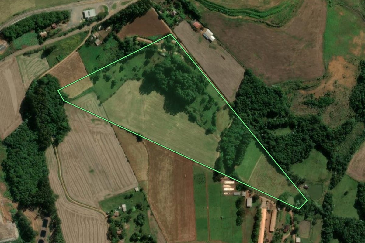 Imagem de satélite do imóvel rural em Piratuba (SC), com o contorno declarado no CAR desenhado por cima.