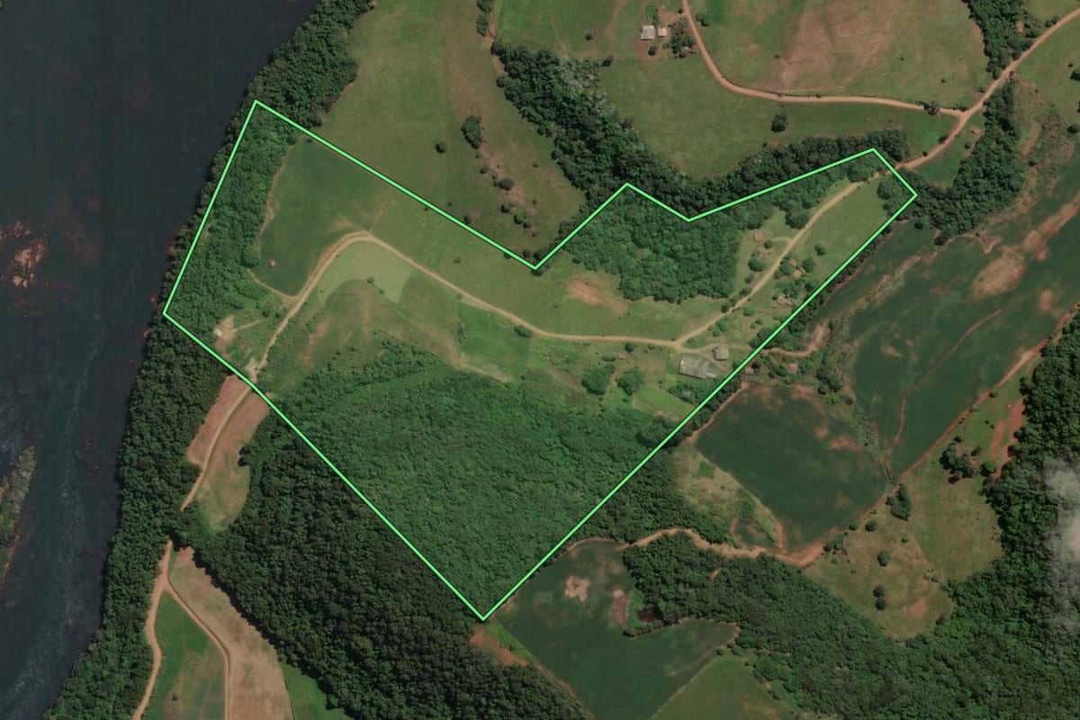 Imagem de satélite do imóvel rural em Piratuba (SC), com o contorno declarado no CAR desenhado por cima.