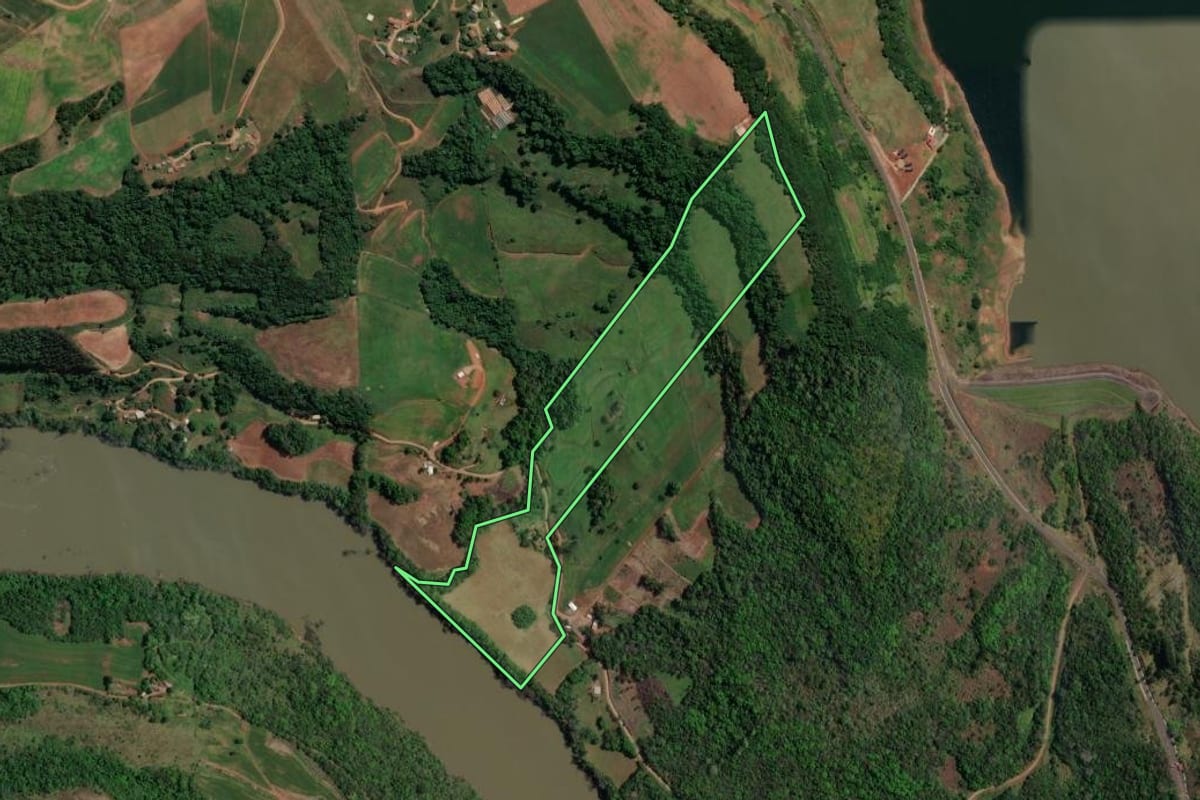 Imagem de satélite do imóvel rural em Piratuba (SC), com o contorno declarado no CAR desenhado por cima.