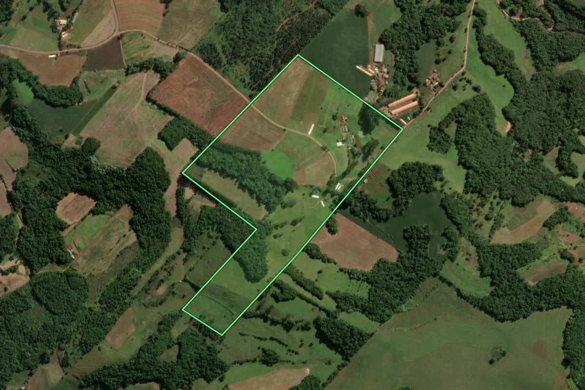 Imagem de satélite do imóvel rural em Piratuba (SC), com o contorno declarado no CAR desenhado por cima.
