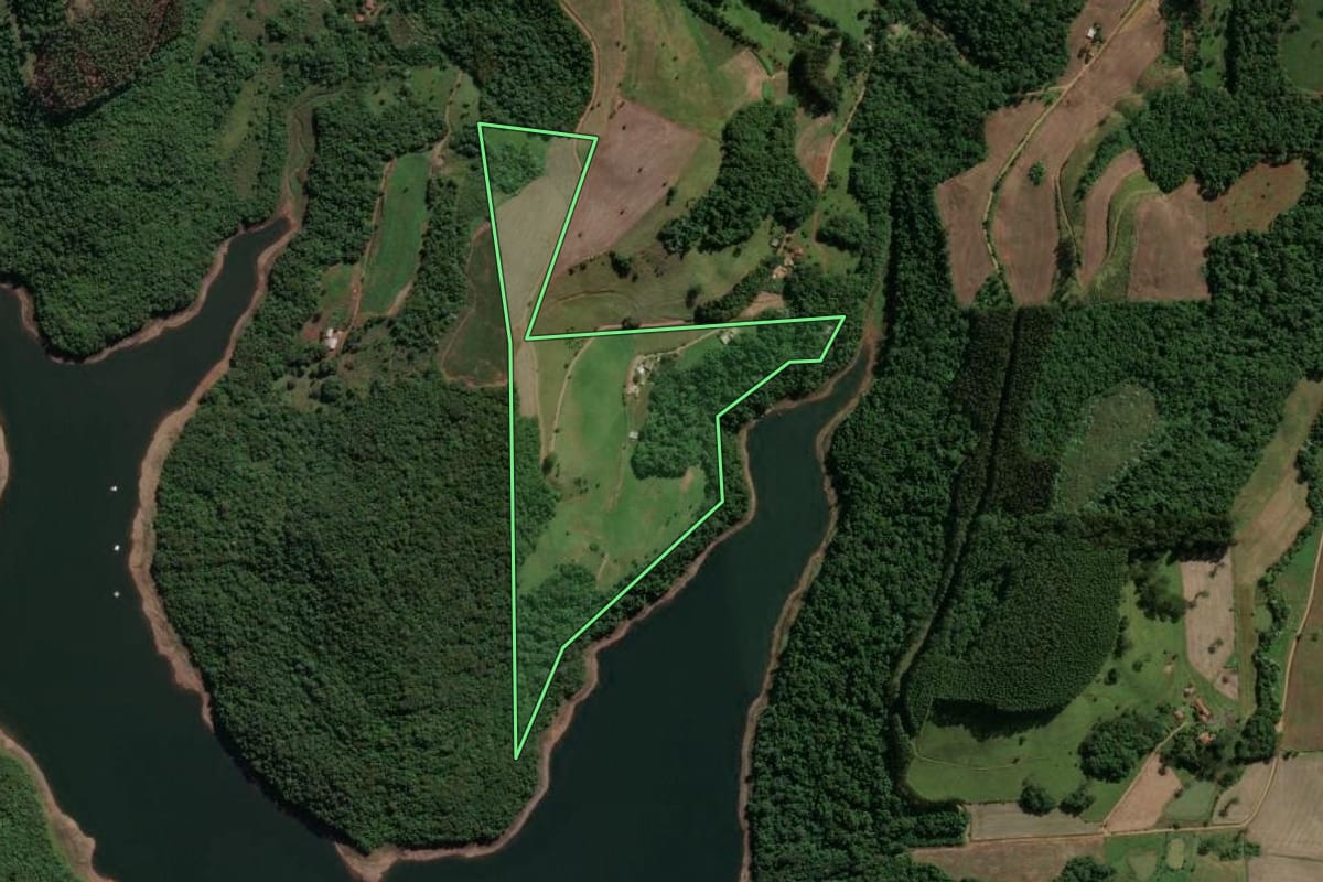 Imagem de satélite do imóvel rural em Piratuba (SC), com o contorno declarado no CAR desenhado por cima.