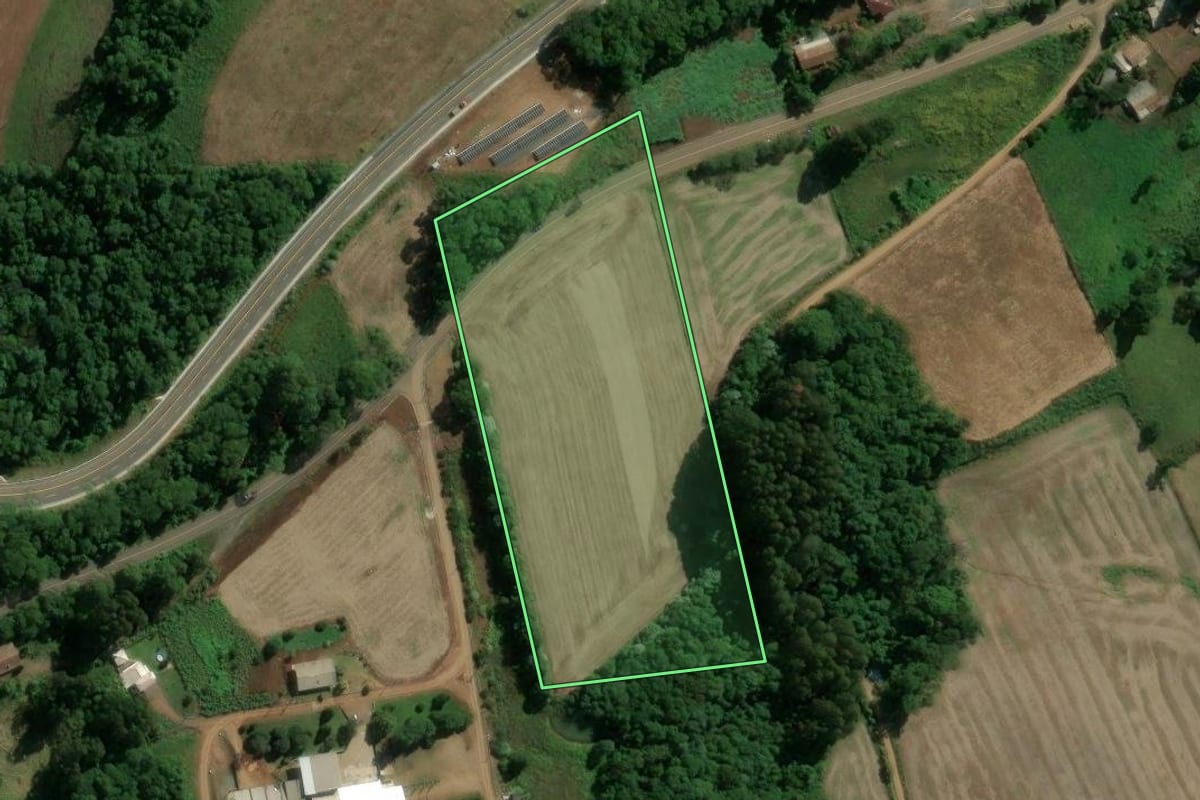 Imagem de satélite do imóvel rural em Piratuba (SC), com o contorno declarado no CAR desenhado por cima.