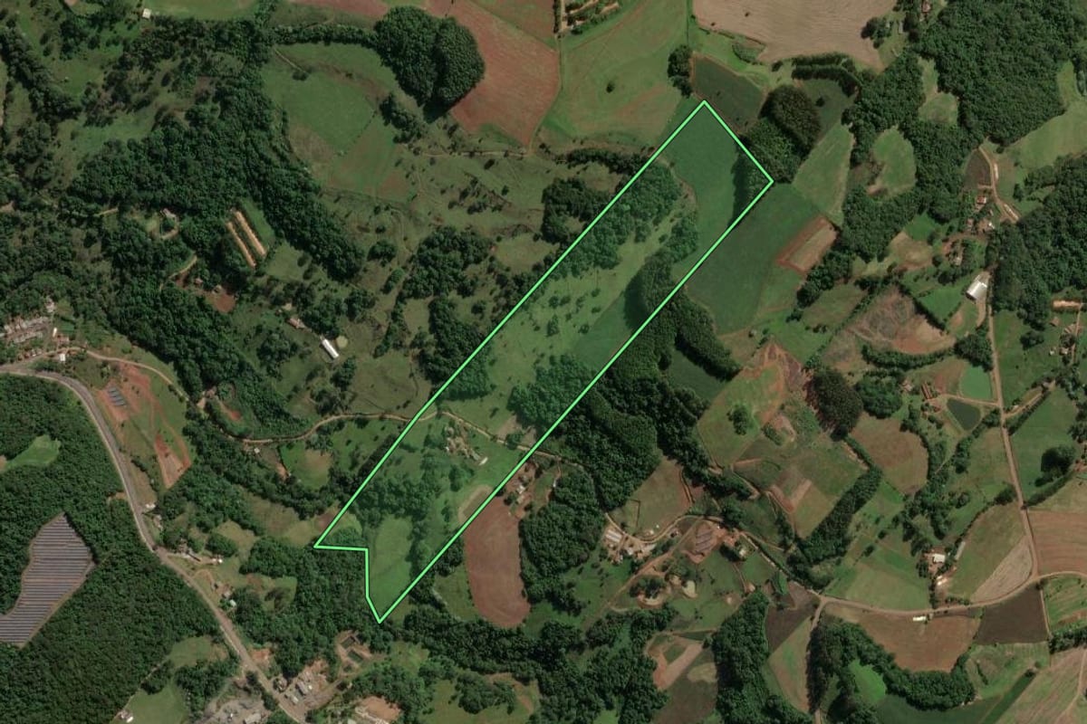 Imagem de satélite do imóvel rural em Piratuba (SC), com o contorno declarado no CAR desenhado por cima.