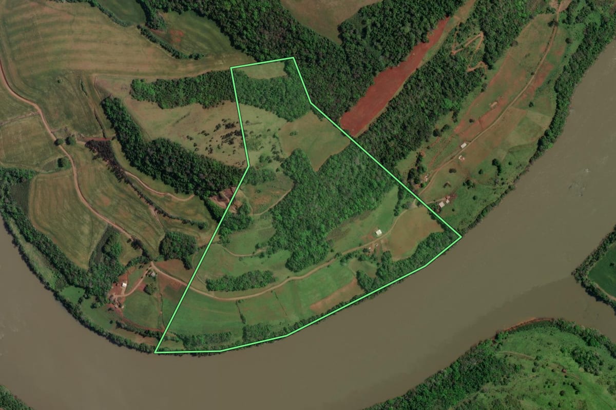 Imagem de satélite do imóvel rural em Piratuba (SC), com o contorno declarado no CAR desenhado por cima.