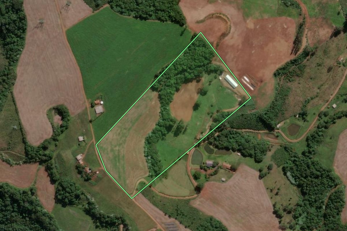Imagem de satélite do imóvel rural em Piratuba (SC), com o contorno declarado no CAR desenhado por cima.