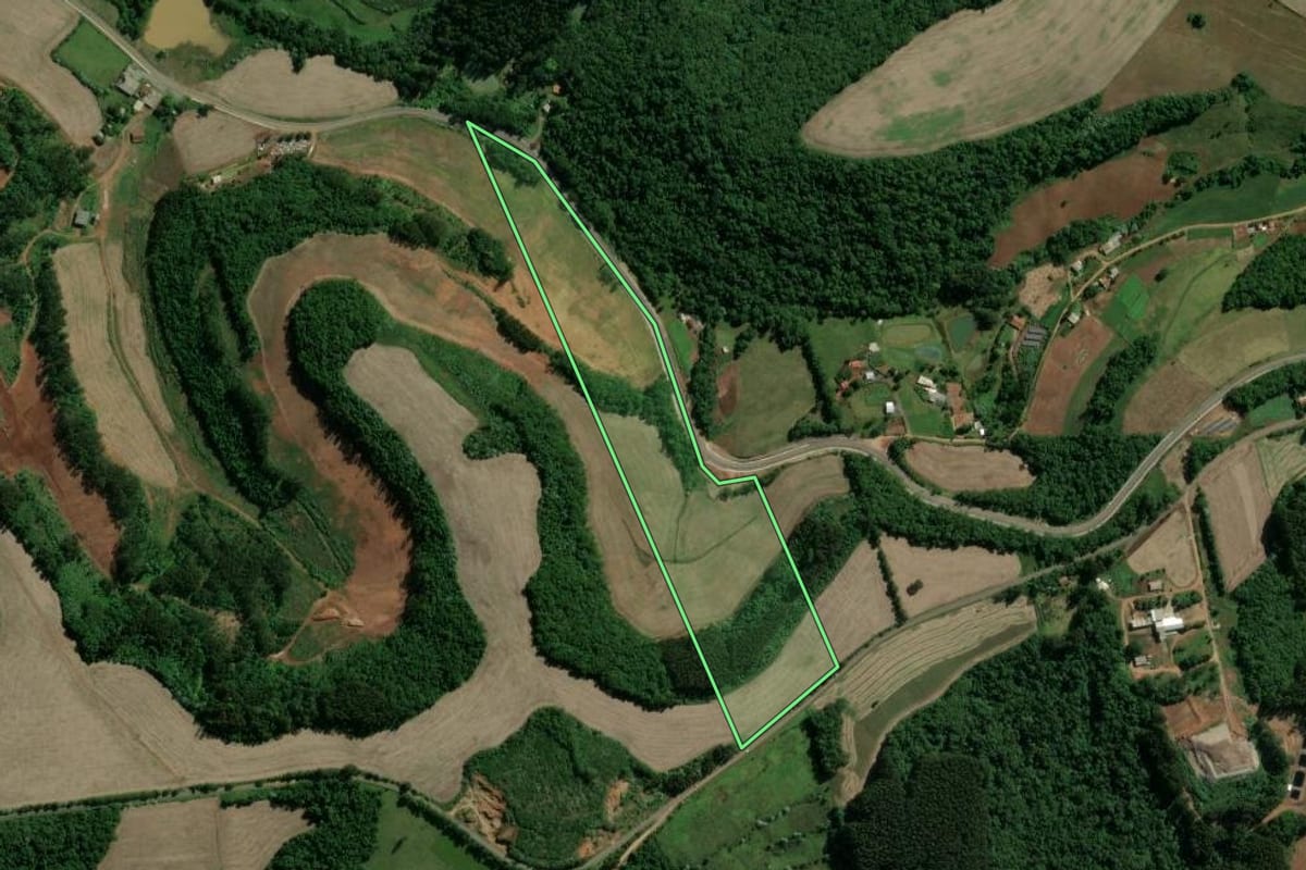 Imagem de satélite do imóvel rural em Piratuba (SC), com o contorno declarado no CAR desenhado por cima.