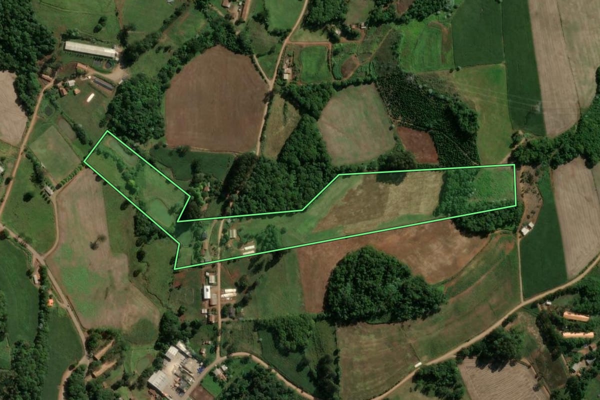 Imagem de satélite do imóvel rural em Piratuba (SC), com o contorno declarado no CAR desenhado por cima.