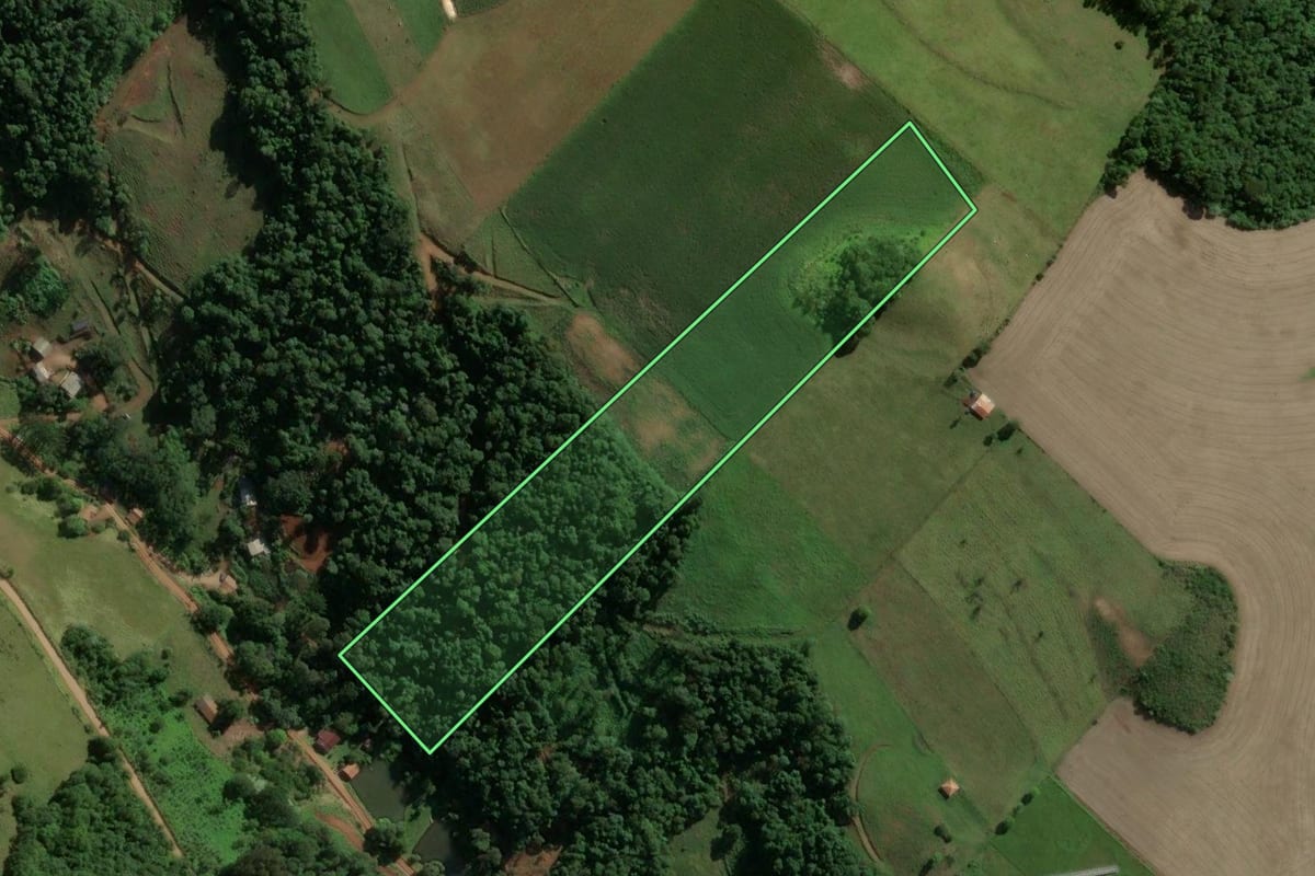 Imagem de satélite do imóvel rural em Piratuba (SC), com o contorno declarado no CAR desenhado por cima.