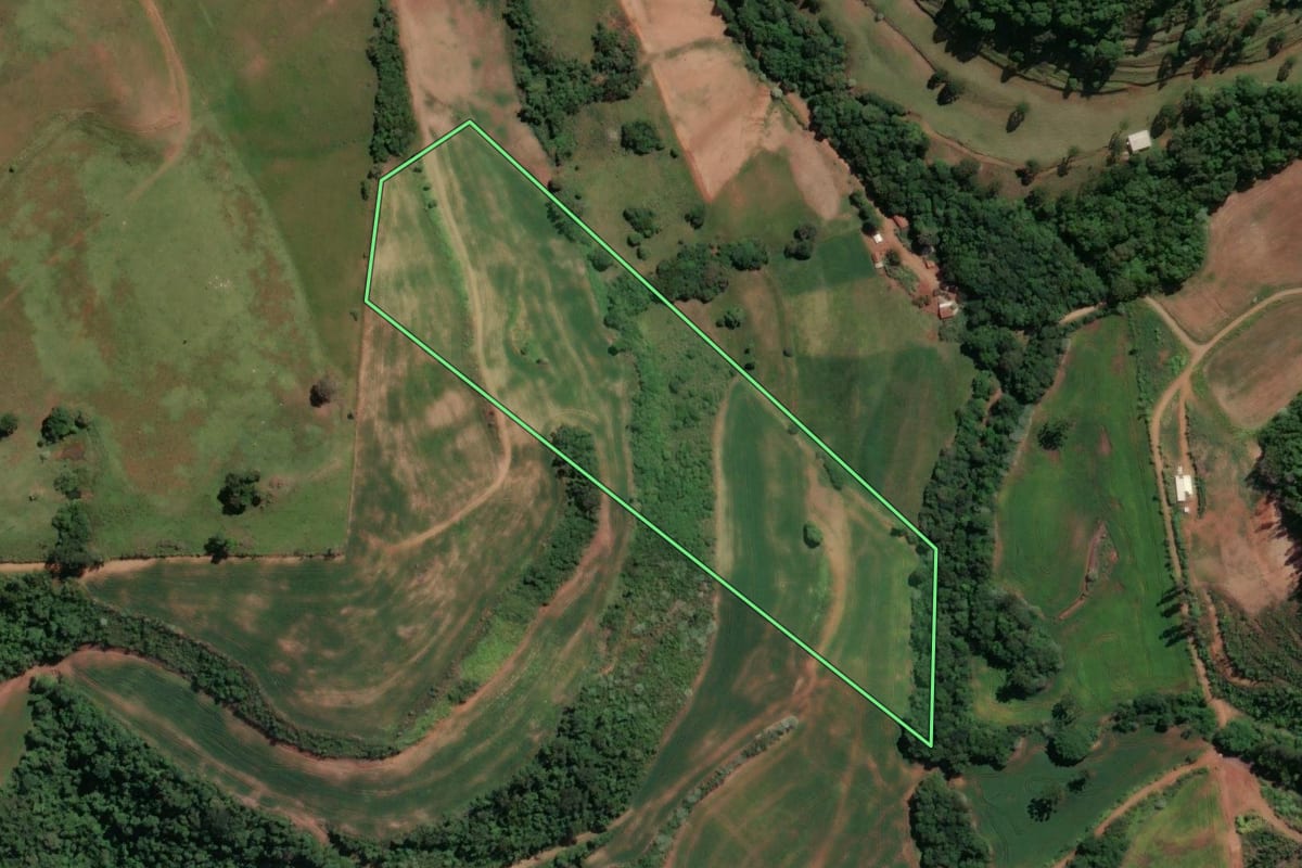 Imagem de satélite do imóvel rural em Piratuba (SC), com o contorno declarado no CAR desenhado por cima.