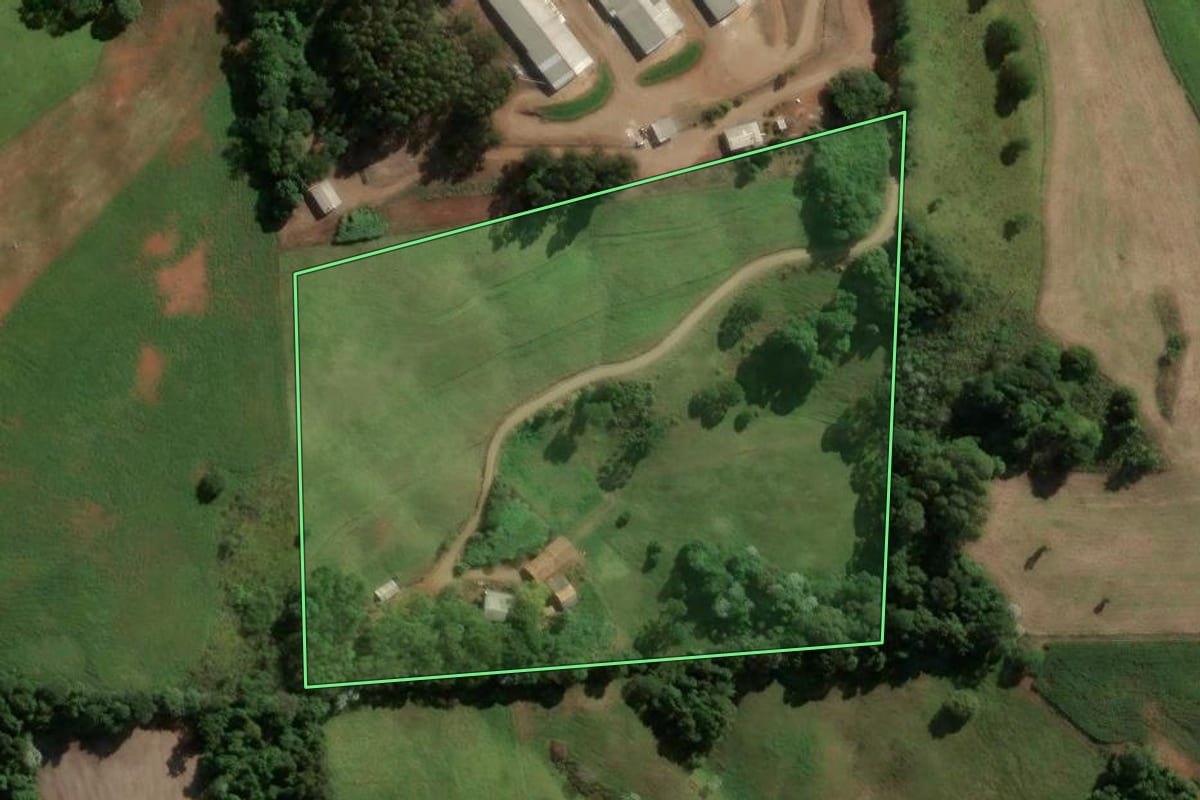 Imagem de satélite do imóvel rural em Piratuba (SC), com o contorno declarado no CAR desenhado por cima.