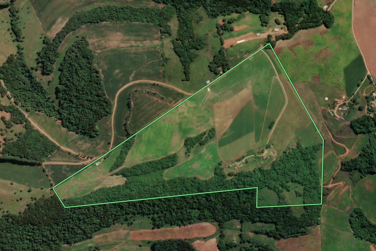 Imagem de satélite do imóvel rural em Piratuba (SC), com o contorno declarado no CAR desenhado por cima.