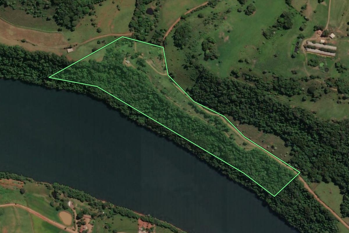 Imagem de satélite do imóvel rural em Piratuba (SC), com o contorno declarado no CAR desenhado por cima.