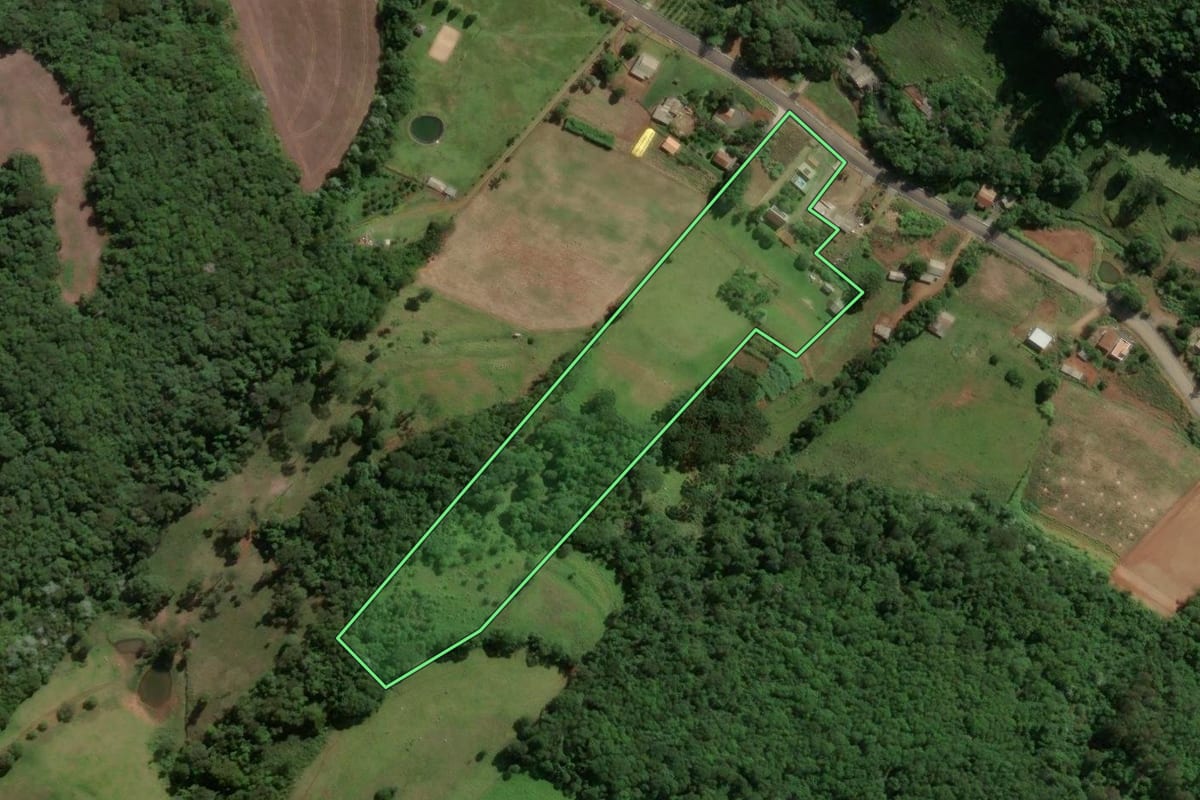 Imagem de satélite do imóvel rural em Piratuba (SC), com o contorno declarado no CAR desenhado por cima.