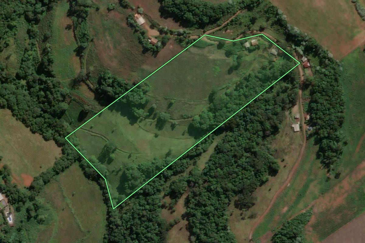 Imagem de satélite do imóvel rural em Piratuba (SC), com o contorno declarado no CAR desenhado por cima.