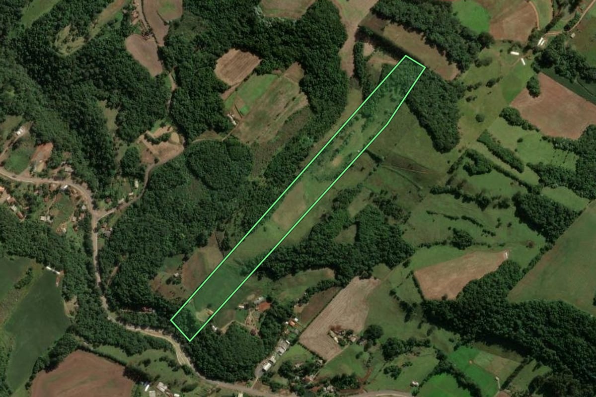 Imagem de satélite do imóvel rural em Piratuba (SC), com o contorno declarado no CAR desenhado por cima.
