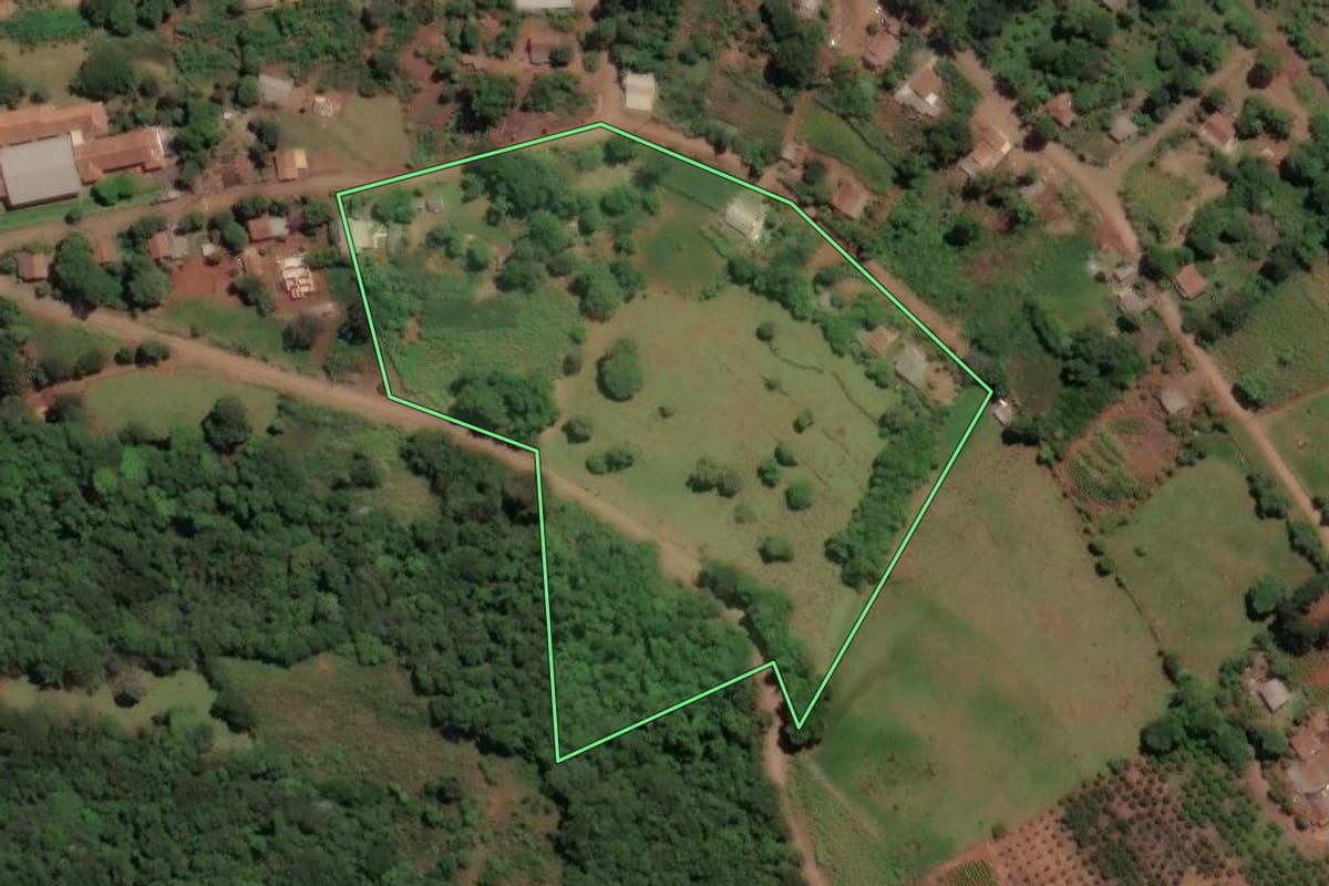 Imagem de satélite do imóvel rural em Piratuba (SC), com o contorno declarado no CAR desenhado por cima.