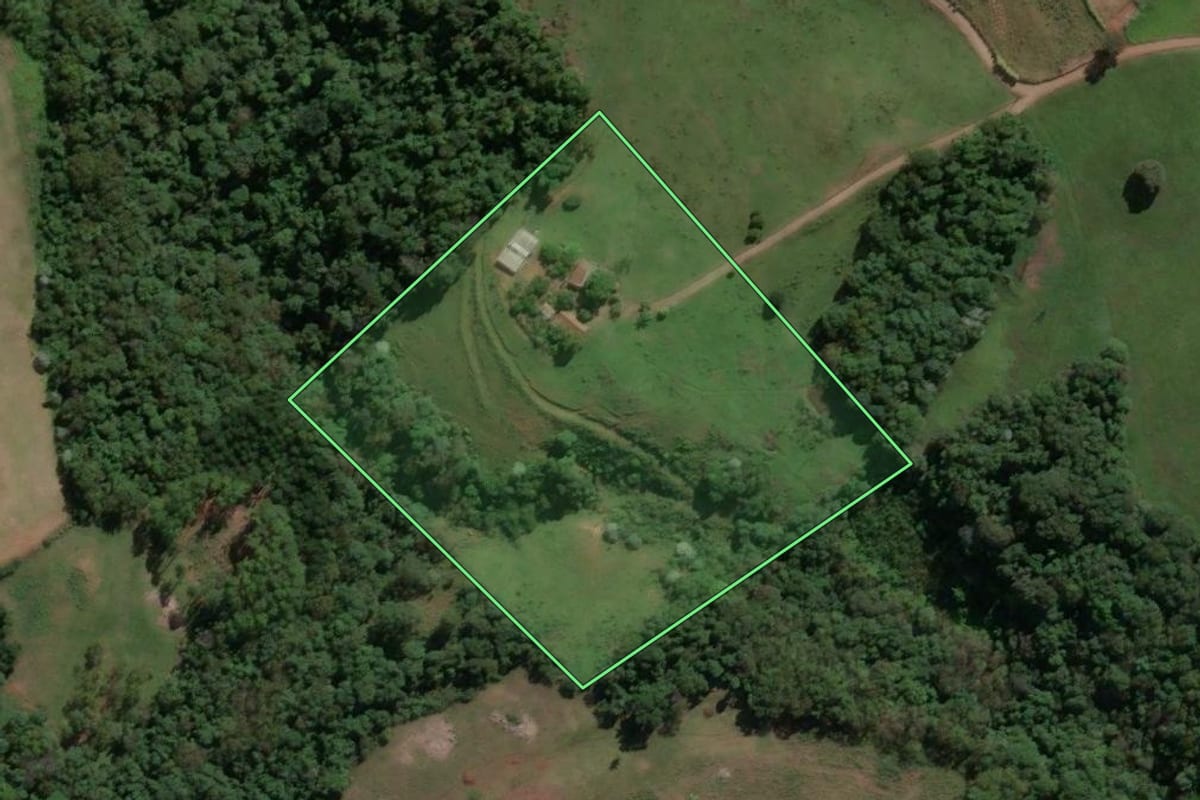 Imagem de satélite do imóvel rural em Piratuba (SC), com o contorno declarado no CAR desenhado por cima.