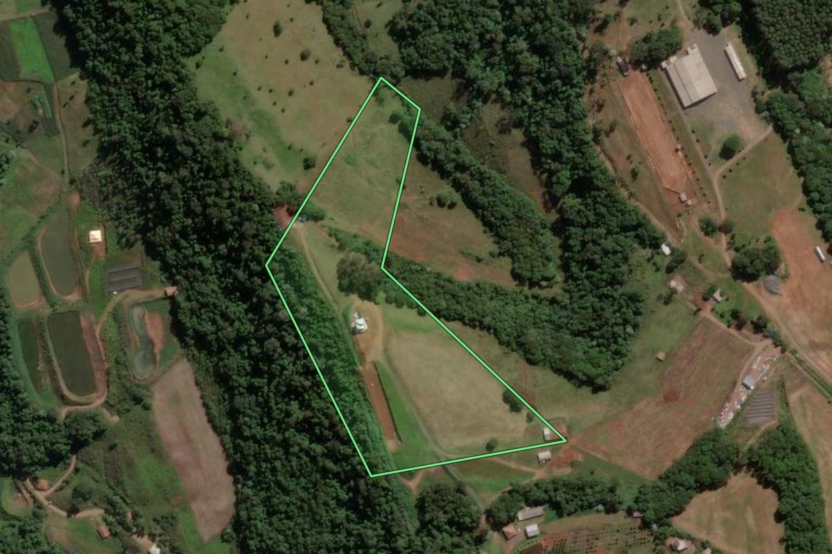 Imagem de satélite do imóvel rural em Piratuba (SC), com o contorno declarado no CAR desenhado por cima.