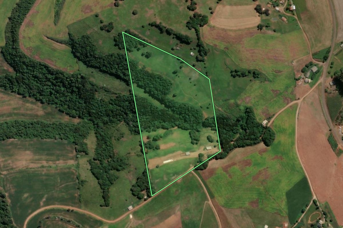 Imagem de satélite do imóvel rural em Piratuba (SC), com o contorno declarado no CAR desenhado por cima.