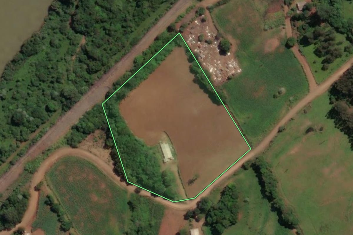 Imagem de satélite do imóvel rural em Piratuba (SC), com o contorno declarado no CAR desenhado por cima.