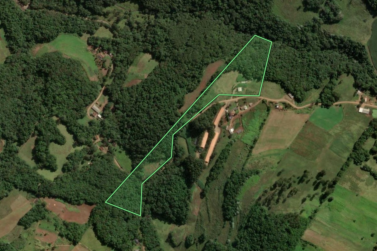 Imagem de satélite do imóvel rural em Piratuba (SC), com o contorno declarado no CAR desenhado por cima.
